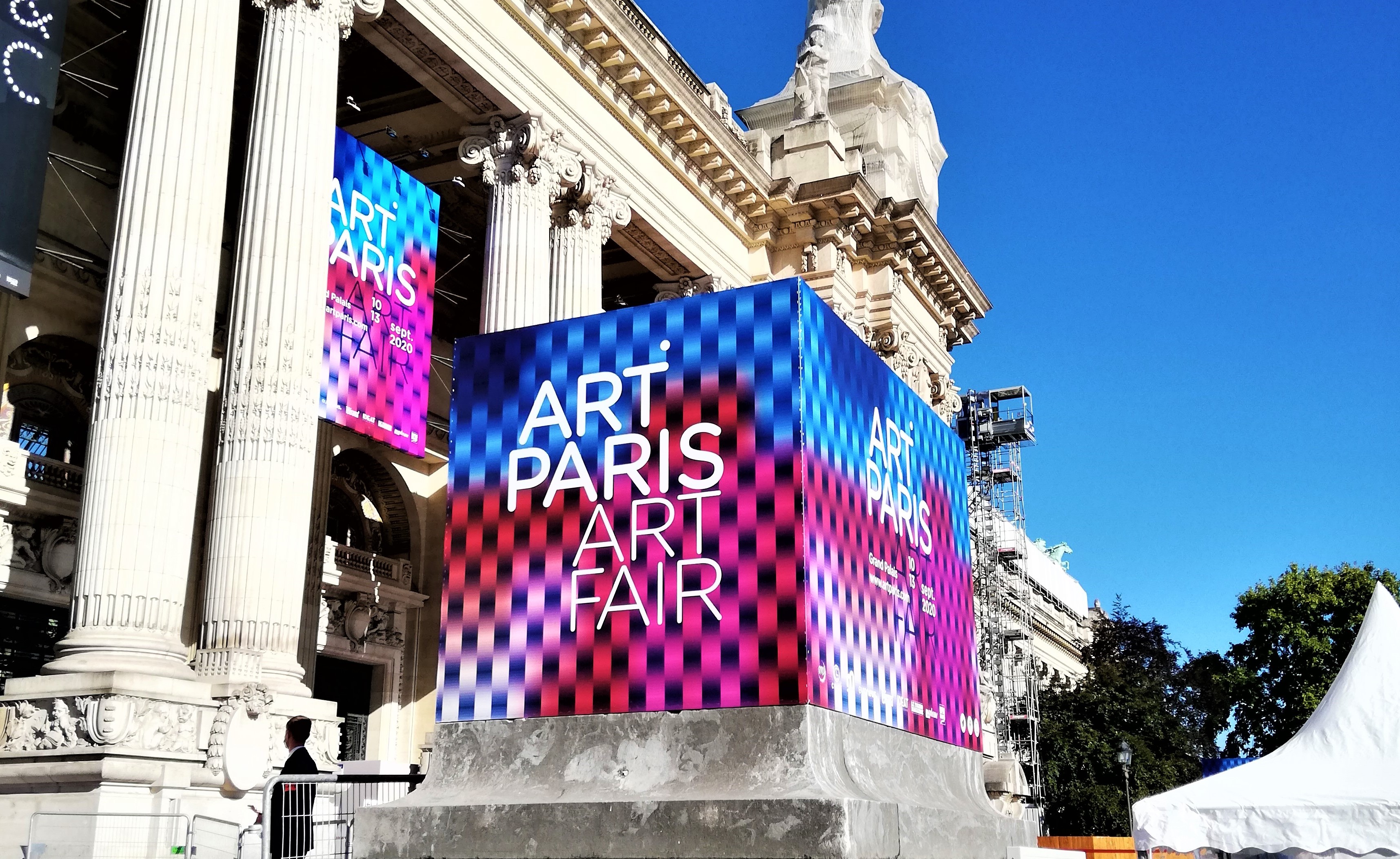 Totem événementiel et kakémonos suspendus Art Paris